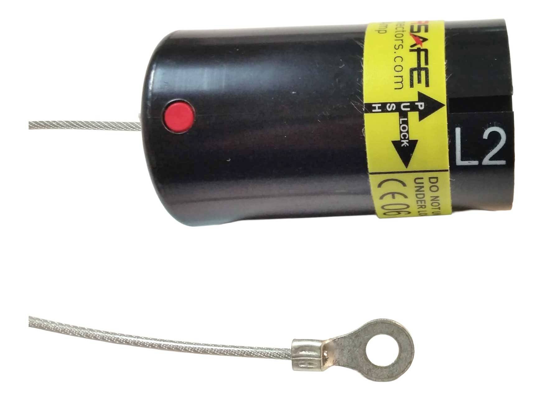 Černý válcový zámek na drát L2 s červeným tlačítkem uvolnění a žlutým štítkem "SAFE", zobrazený s smyčkou kabelu a kroužkovým terminálem.