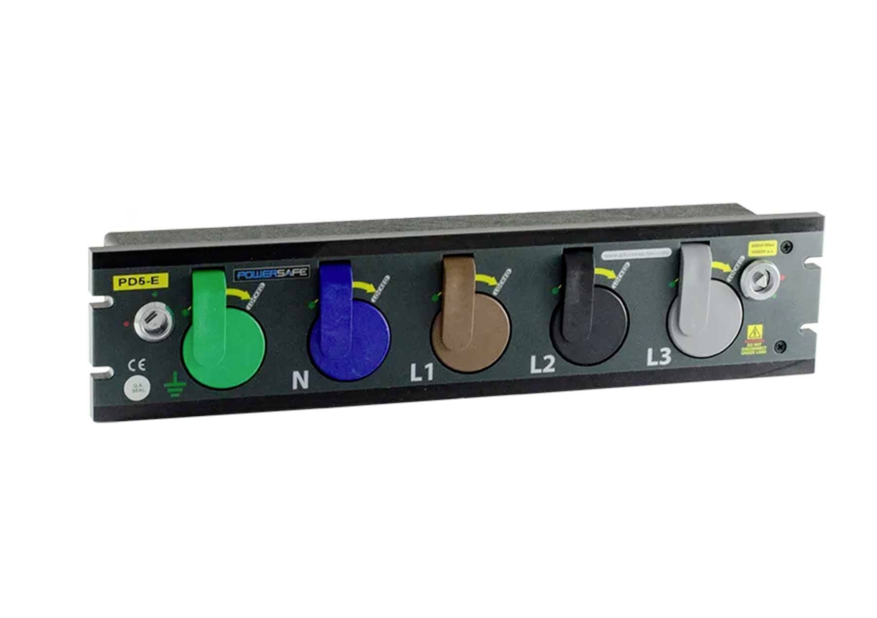 Distribuční elektrický panel s pěti barevně označenými zásuvkami označenými PE, N, L1, L2 a L3 na černém kovovém předním panelu.