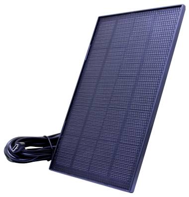 Přenosný solární panel s připojeným kabelem stojící svisle na bílém pozadí.