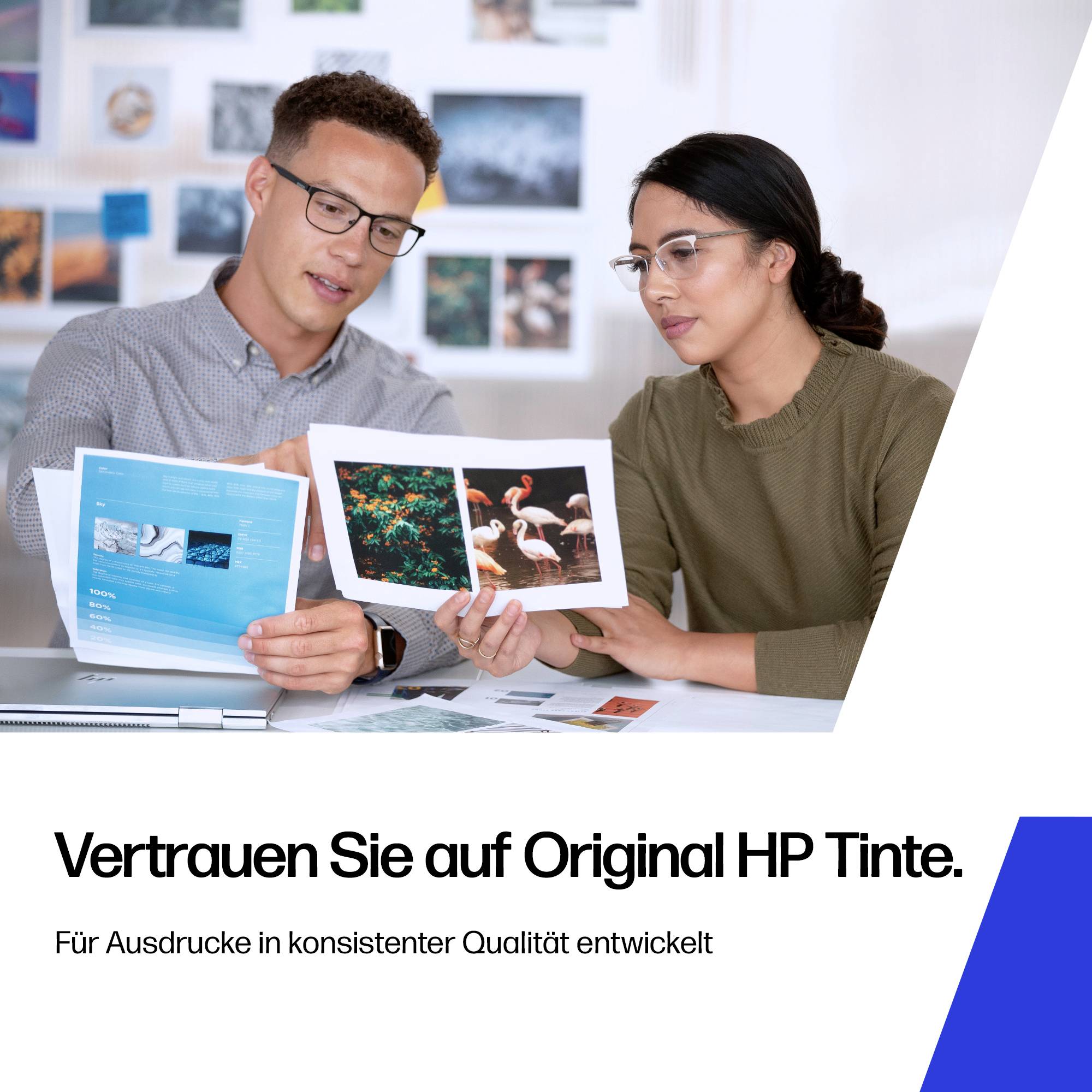 Dvě osoby si prohlížejí vytištěné fotografie a vzorky inkoustu HP s německým reklamním textem: „Vertrauen Sie auf Original HP Tinte. Für Ausdrucke in konsistenter Qualität entwickelt“.