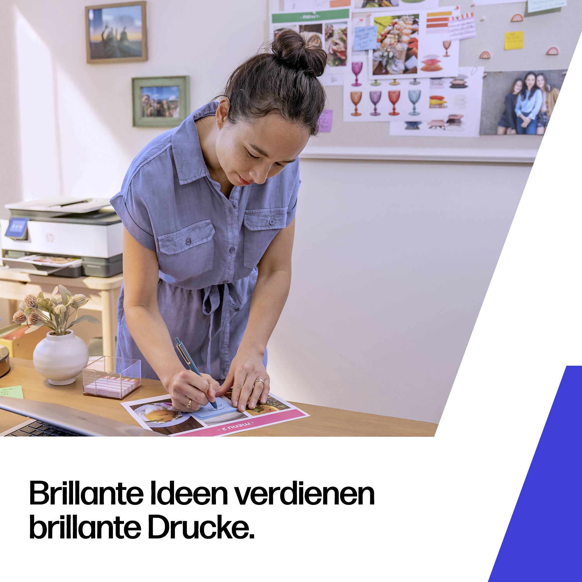 Žena ve studiu pečlivě navrhuje rozvržení tisku u stolu; reklamní text zní „Brillante Ideen verdienen brillante Drucke.“