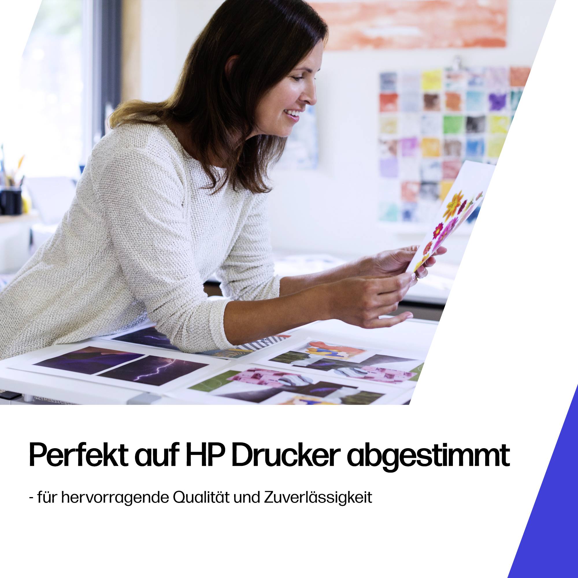 Žena prohlížející vytištěné barevné vzorky u stolu, s německým textem pod ním: „Perfekt auf HP Drucker abgestimmt“ a „für hervorragende Qualität und Zuverlässigkeit“.