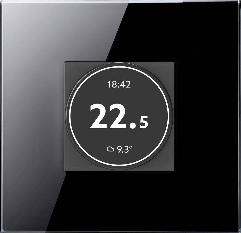 Displej digitálního termostatu zobrazuje 22,5 °C v 18:42, s menším čtením 9,3 ° níže.