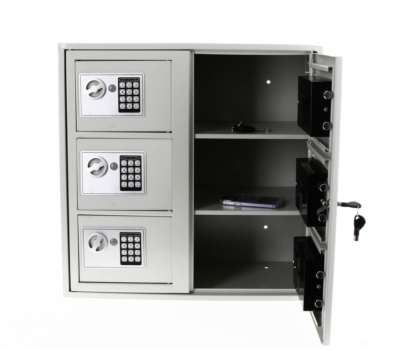 Otevřený šedý bezpečnostní trezor se třemi zámky s číselnou klávesnicí na levé straně a třemi otevřenými policemi na pravé straně; uvnitř jsou viditelné klíče a peněženka.