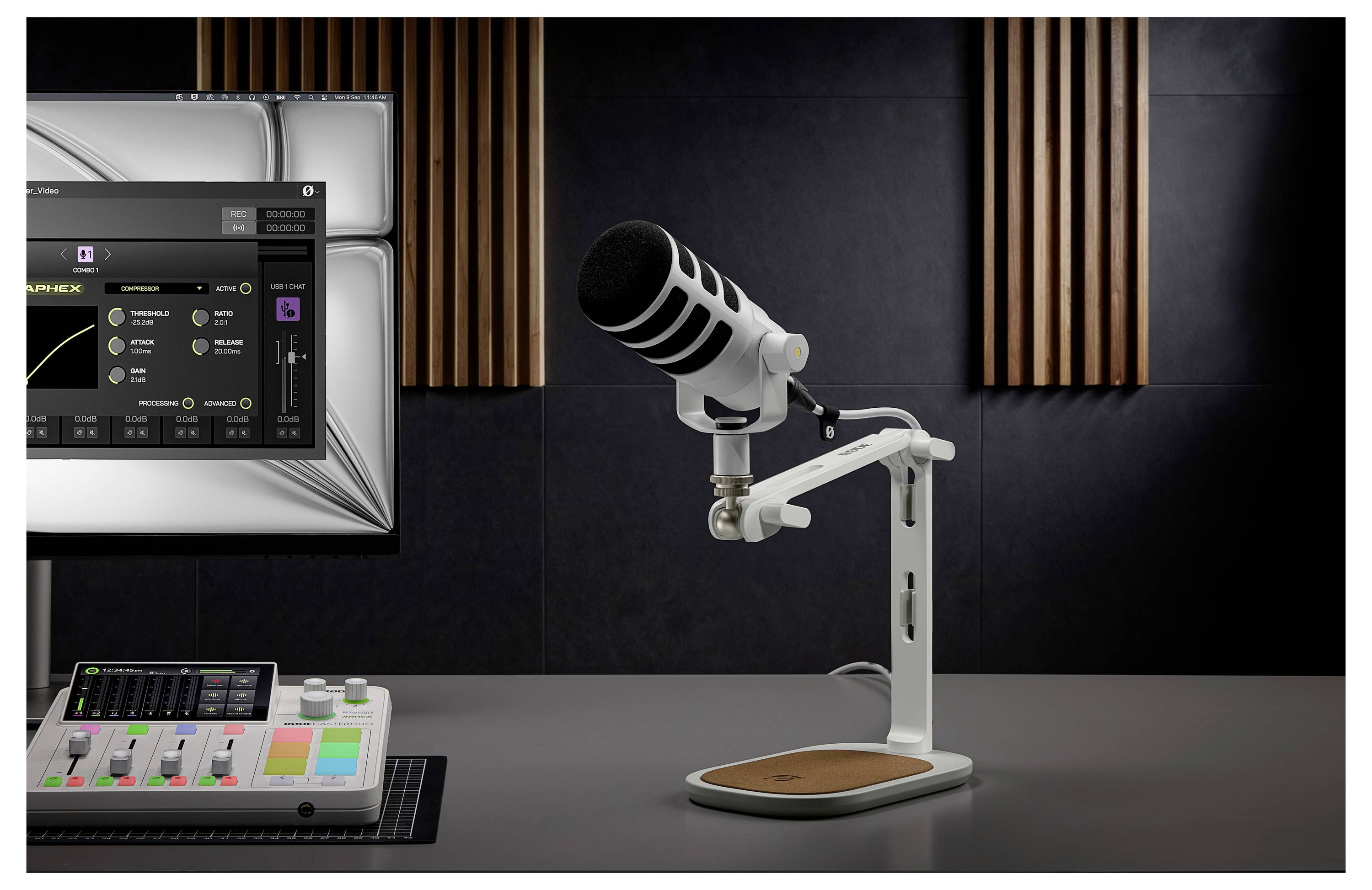 Studiový mikrofon na otočném rameni vedle podcastového zvukového mixeru a monitoru, což naznačuje nastavení pro nahrávání nebo živý přenos.