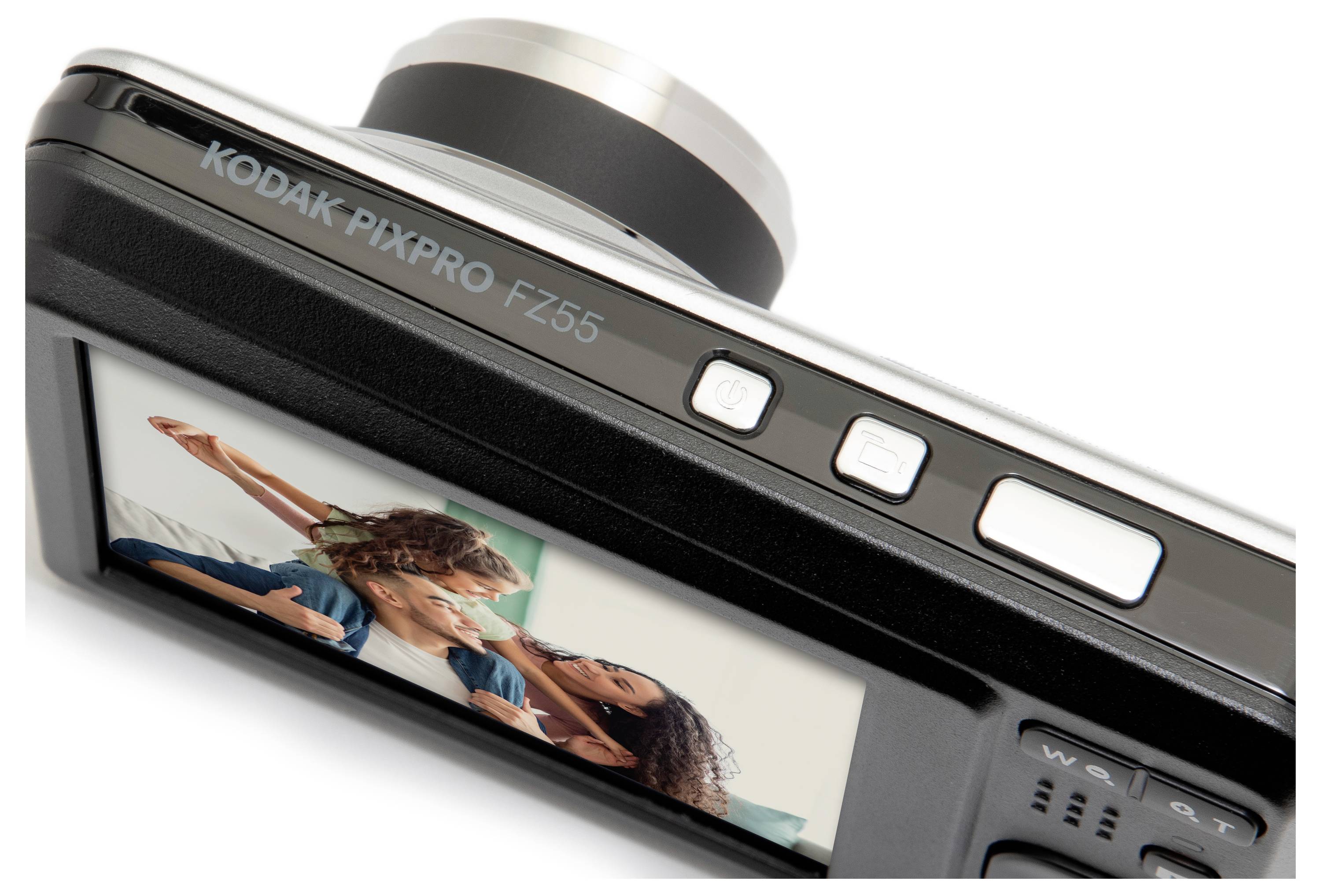 Zadní strana digitálního fotoaparátu Kodak PIXPRO FZ55 zobrazující jeho LCD displej s fotografie dvou lidí, kteří tančí nebo se objímají.