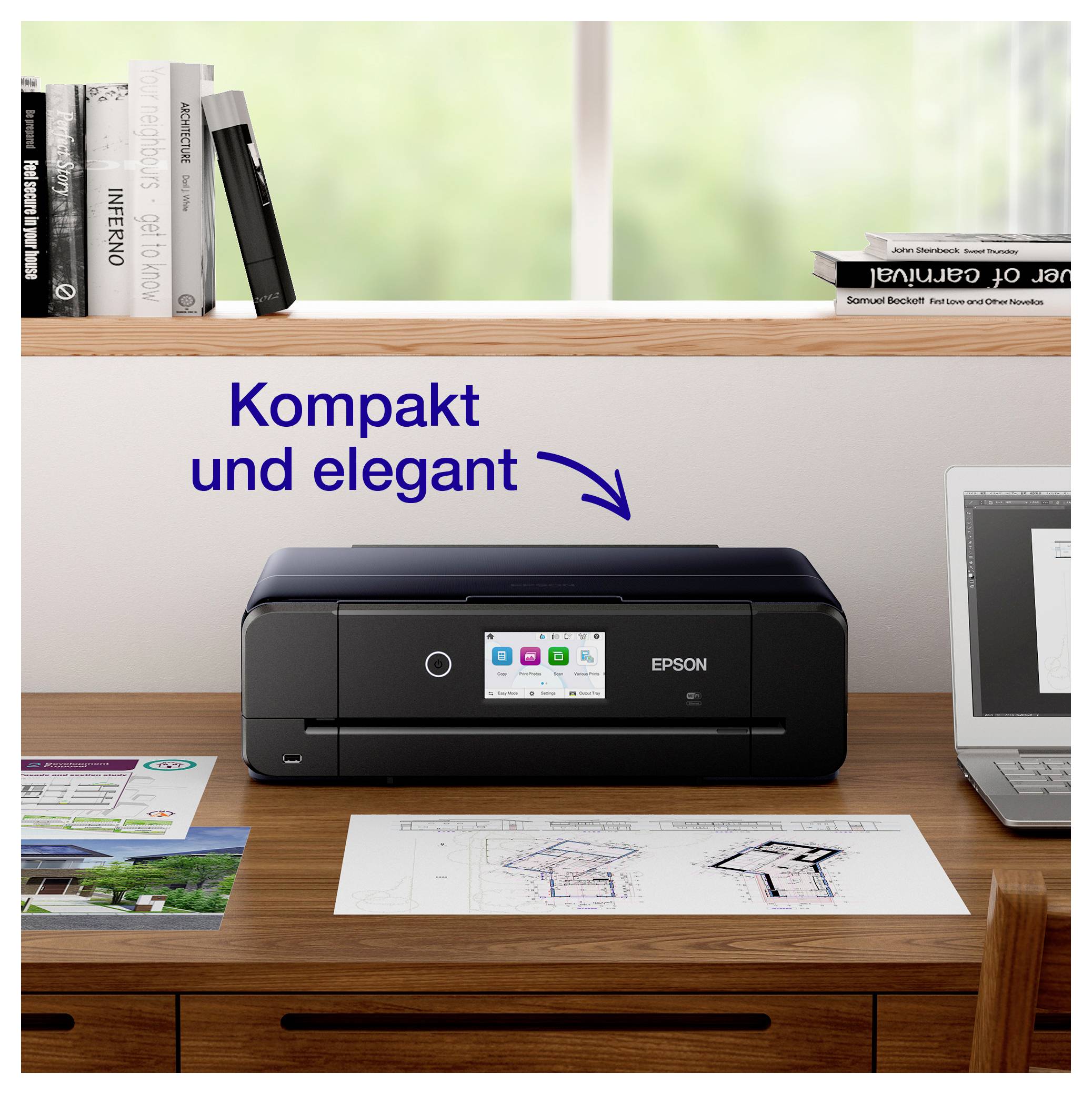 Černá tiskárna Epson na dřevěném stole s notebookem a návrhy designu; text říká "Kompakt a elegantní" se šipkou směřující na tiskárnu.