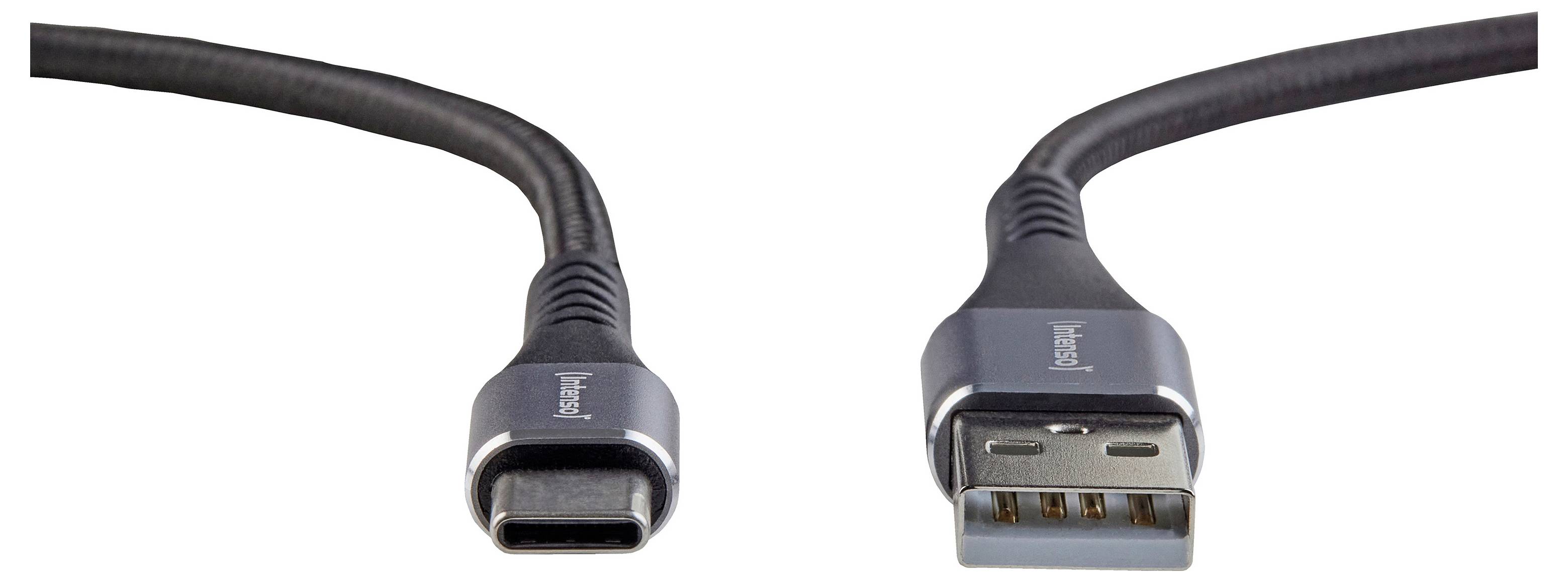 Kabel USB-C na levé straně a konektor USB-A na pravé straně, zobrazující porovnání konektorů pro kompatibilitu zařízení.