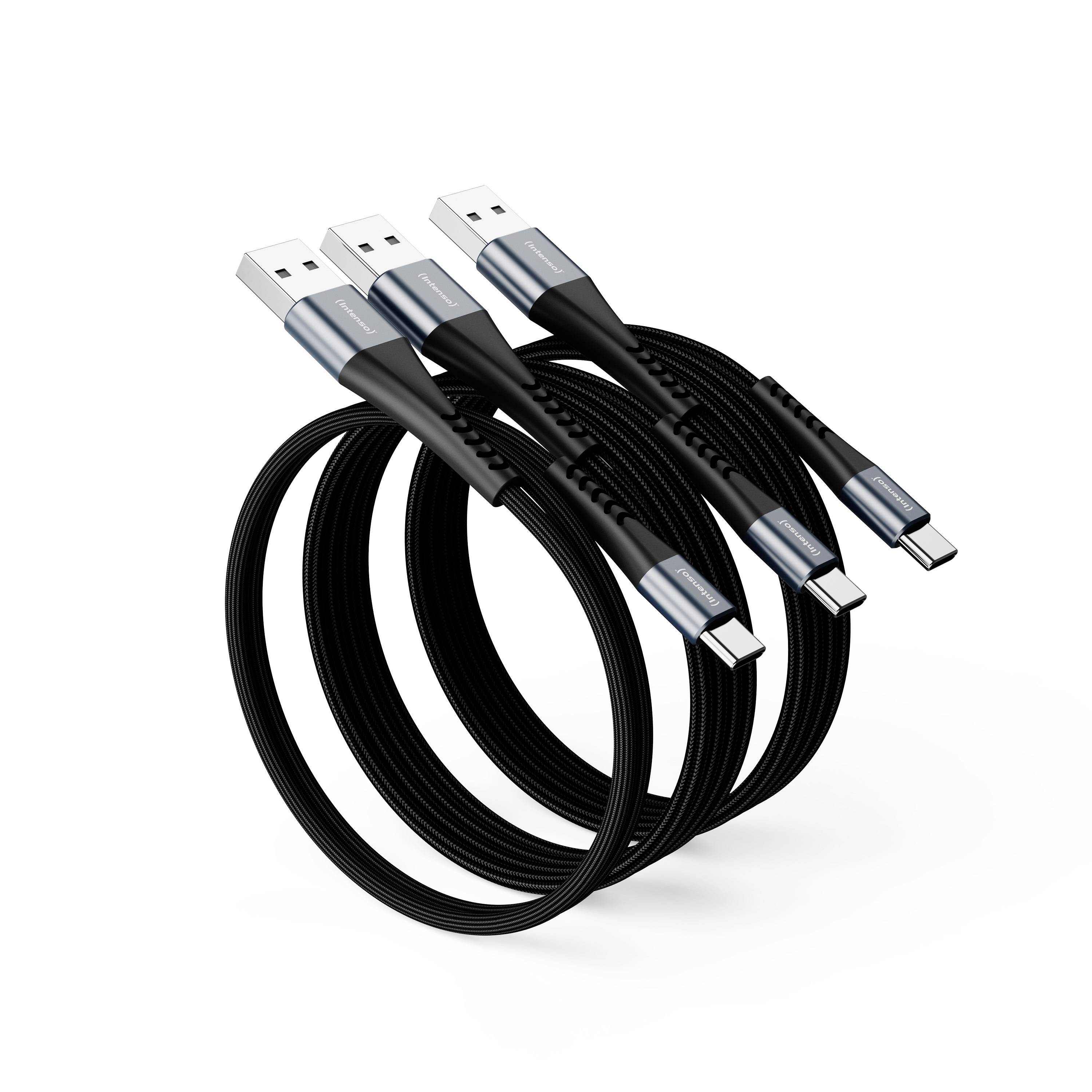 Tři černé USB kabely svinuté dohromady, každý s USB-A konektorem na jednom konci a USB-C konektorem na druhém konci.