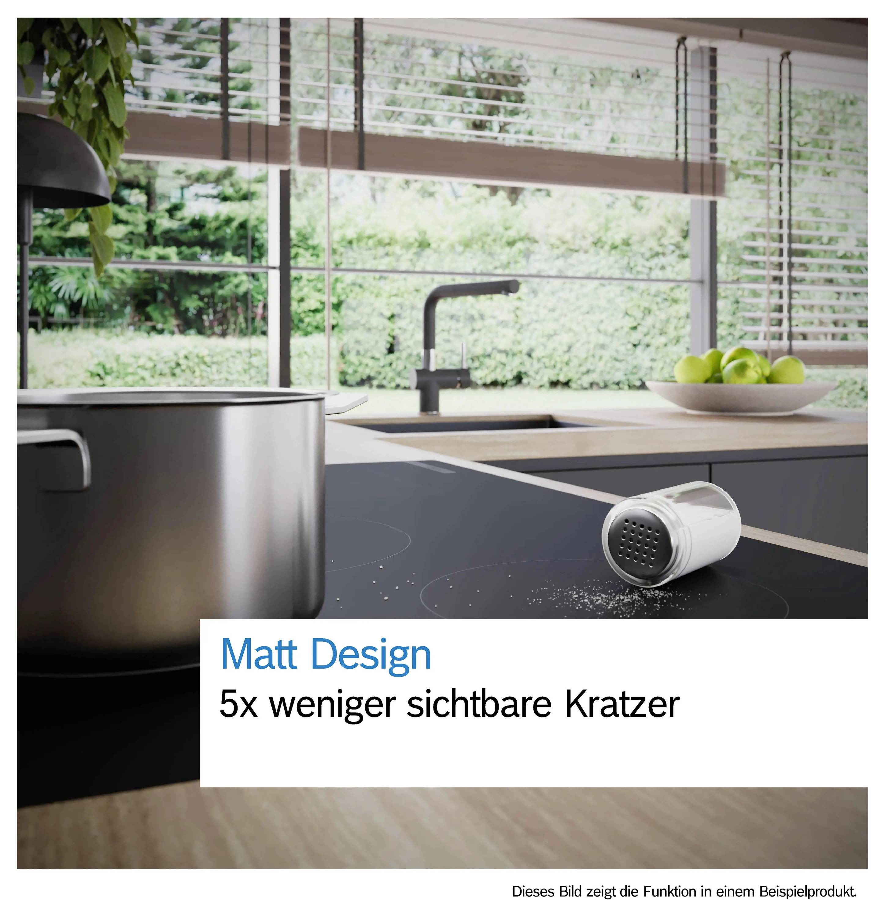 Scéna v kuchyni znázorňující produkt s matným designem s textem "Matt Design" a "5x méně viditelných škrábanců", který zdůrazňuje snížený počet viditelných škrábanců na varné desce.
