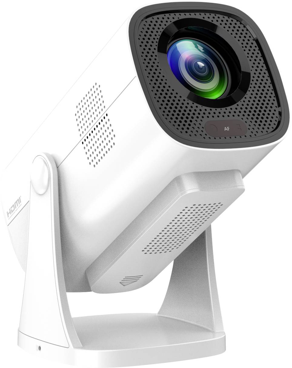 Bílý projector namontovaný na stropě s velkým objektivem, štítkem autofokusu a nastavitelným stojanem na jednoduchém pozadí.