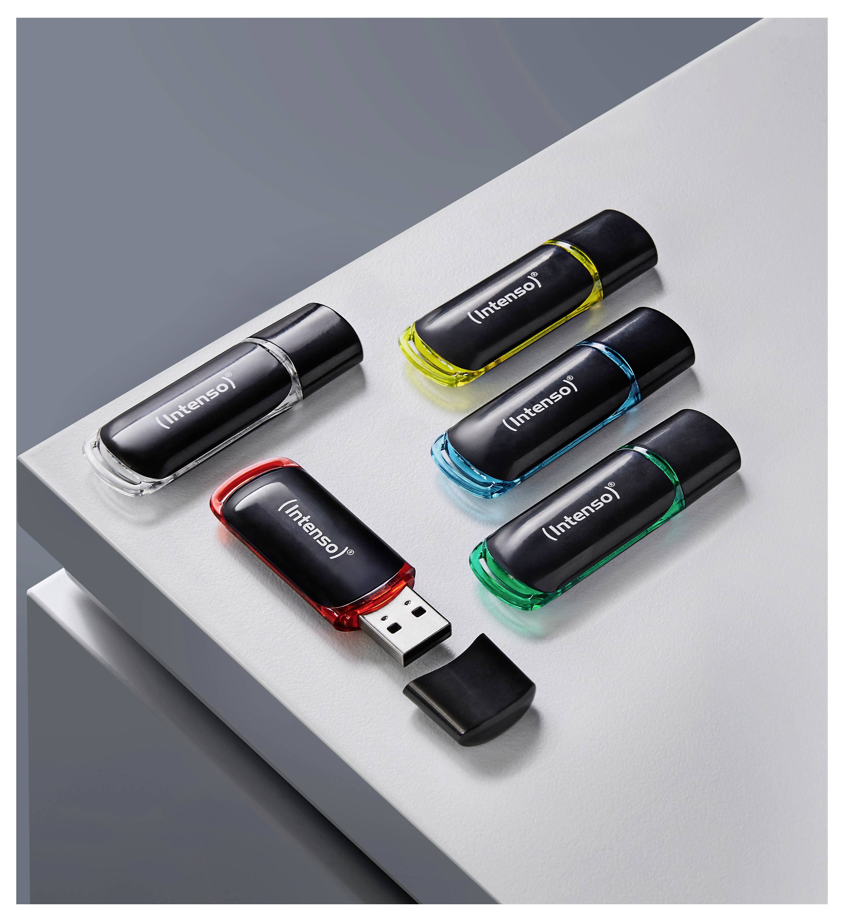 Čtyři Intenso USB flash disky v černých pouzdrech s čirými barevnými konci: šedý, žlutý, modrý a zelený, jedna červená jednotka s odstraněnou záslepkou ukazující USB konektor.