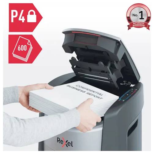 Ruce vkládají balík papírů do automatické sekačky Rexel; štítky ukazují bezpečnost P4 a kapacitu 600 listů.
