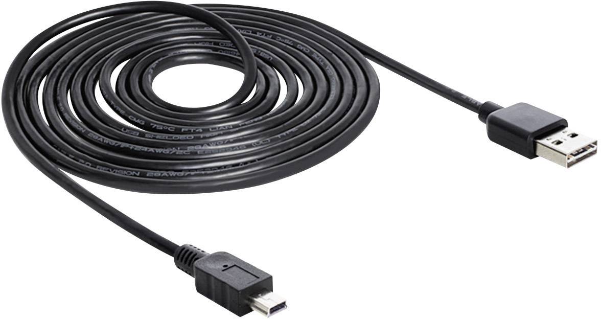 Černý USB kabel s USB-A konektorem na jedné straně a micro-USB konektorem na straně druhé, svinutý.