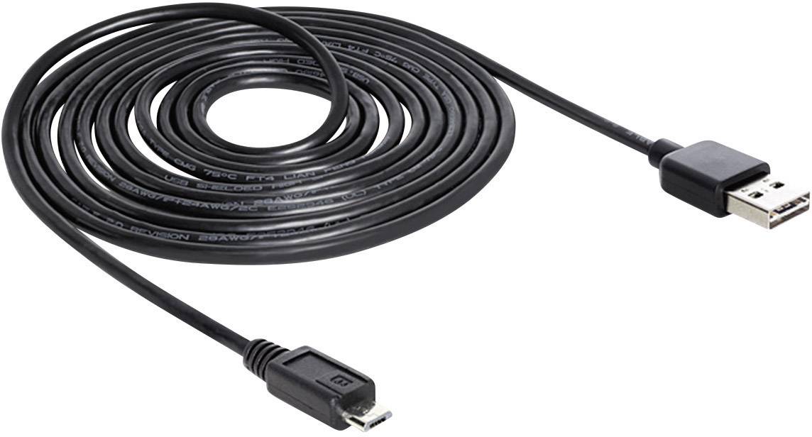 Černý USB kabel s USB-A konektorem na jedné straně a micro-USB konektorem na straně druhé, svinutý na bílém pozadí.
