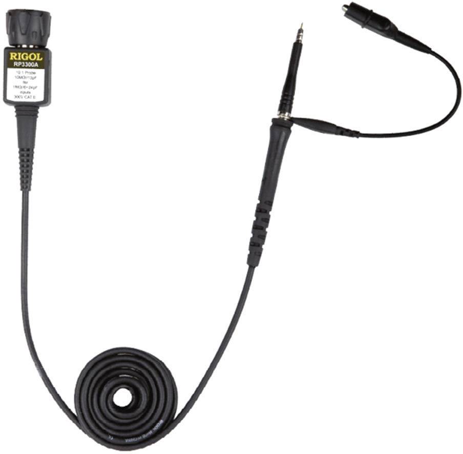 Černý osciloskopický měřicí kabel od firmy Rigol se spirálovitým vedením, vybavený měřicí sondou a BNC konektorem.