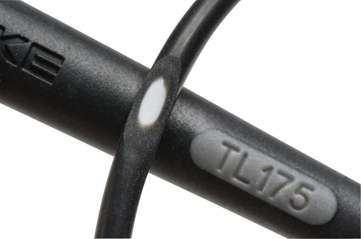 Detailní záběr černého kabelu s nápisem 'TL175', který vede diagonálně. Další kabel ho volně obepíná.