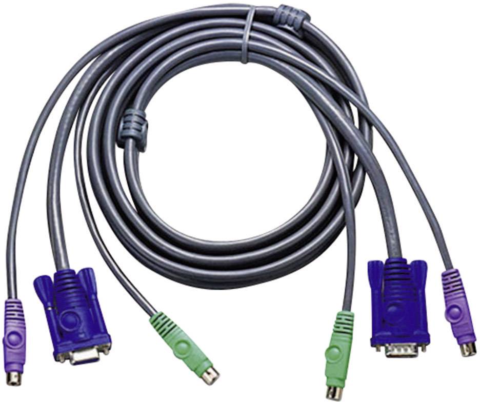Šedý KVM kabel se dvěma modrými VGA konektory a dvěma PS/2 konektory v lila a zelené barvě, svinutý na bílém pozadí.