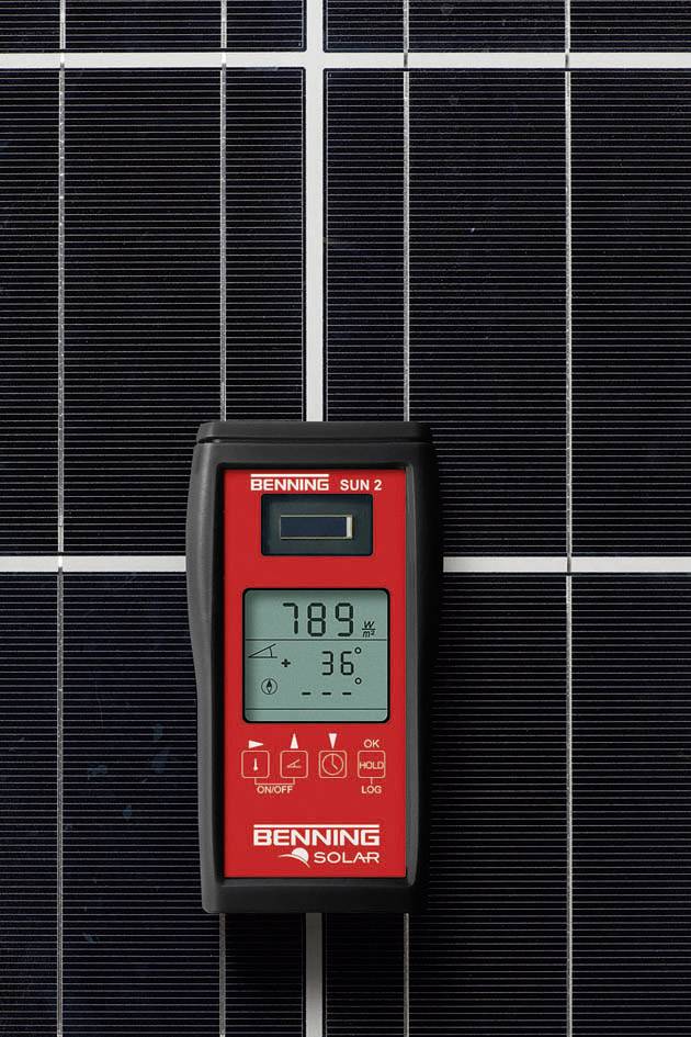 Digitální solární měřicí přístroj zobrazuje '789' a '36°' na displeji, umístěný před solárním článkem.