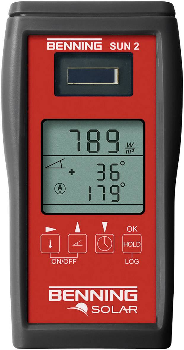 Digitální solární měřicí přístroj s LCD displejem, zobrazuje 789 W/m², úhel 36 stupňů a šipkový symbol. Značka 'Benning Solar' viditelná dole.