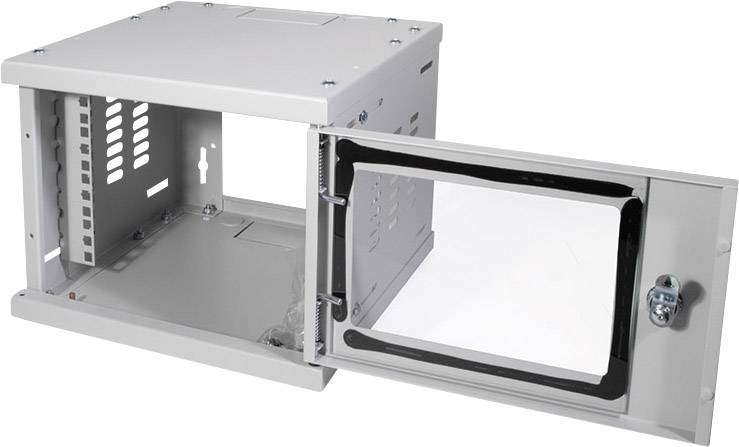 Šedý, prázdný kovový kryt s otevřenými dvířky, vhodný pro umístění elektronických zařízení nebo síťových komponentů.