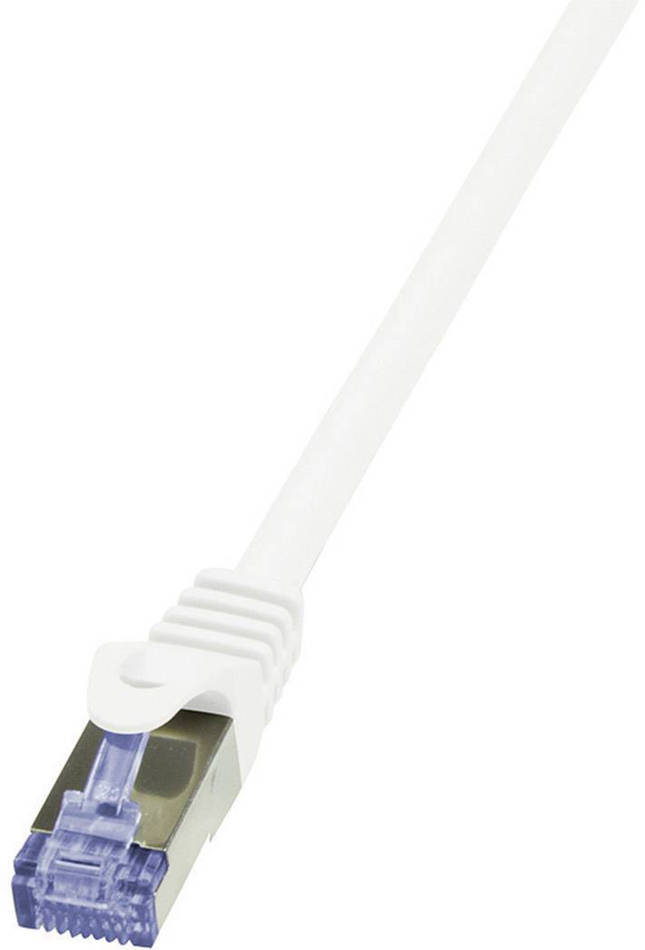 Bílý ethernetový kabel s konektorem, který se používá pro propojení sítí.