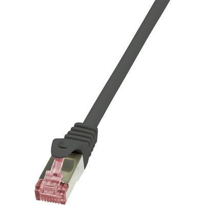 Černý ethernetový kabel s červeným konektorem pro připojení k sítím a routerům.
