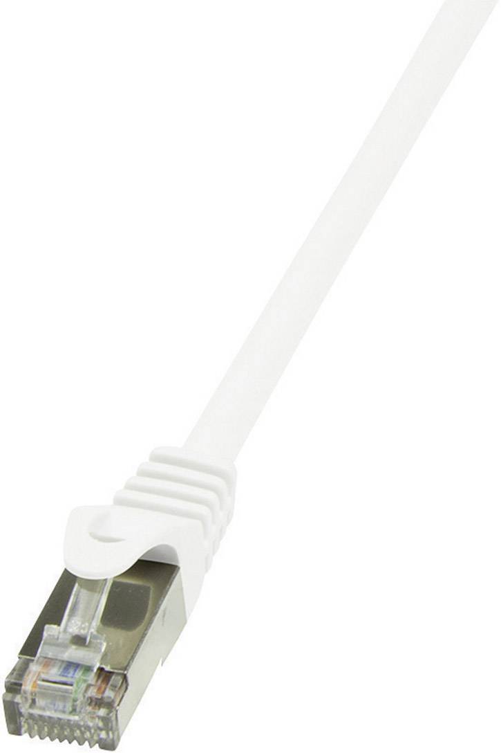 Bílý ethernetový kabel s konektorem RJ45.