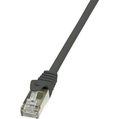 Černý ethernetový kabel se síťovou koncovkou, který se používá pro připojení síťové technologie.