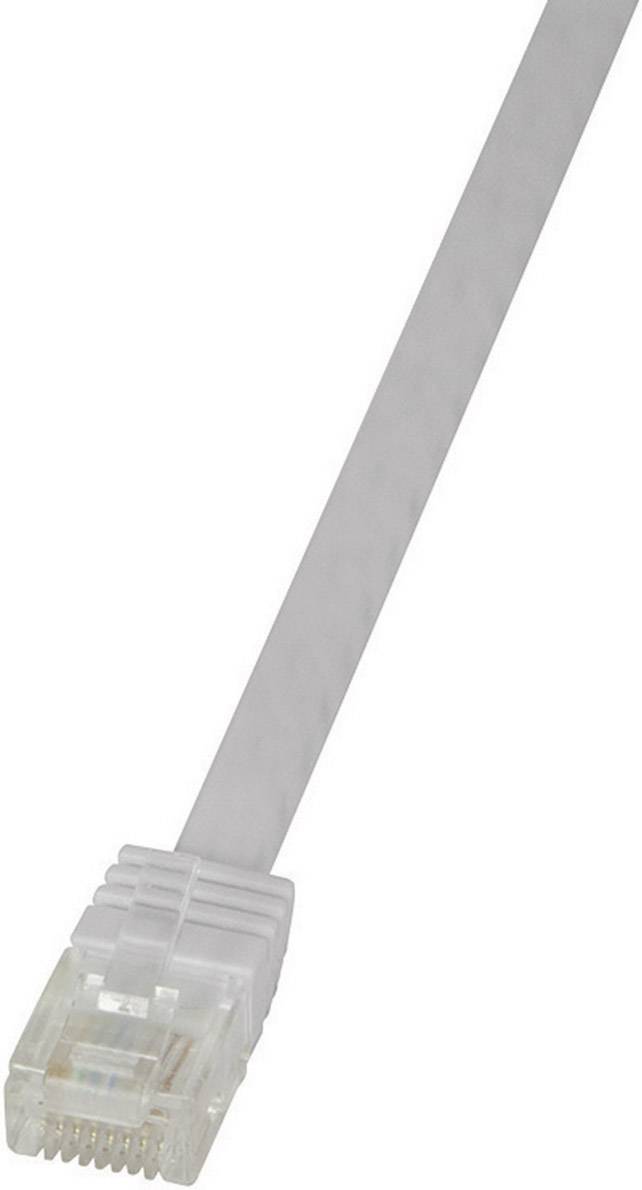 Kabel s průhledným RJ45 konektorem, typicky používaný pro síťová připojení.