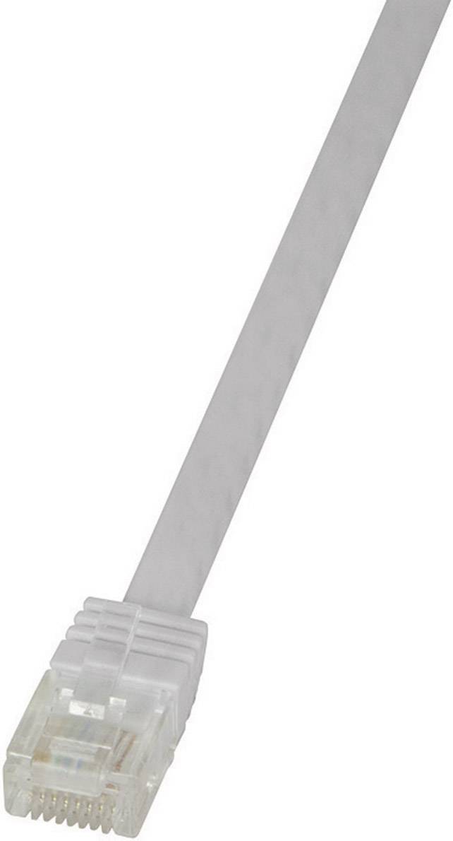 Bílý ethernetový kabel s konektorem RJ-45 na bílém pozadí.