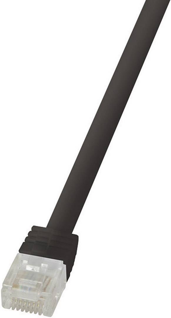Černý ethernetový kabel s průhledným konektorem RJ45 v popředí, symbolizující síťové připojení a přenos dat.