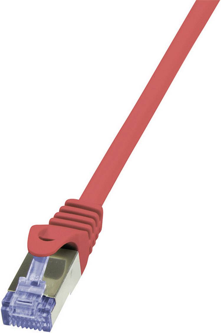 Červený ethernetový kabel se stříbrnou koncovkou na bílém pozadí.