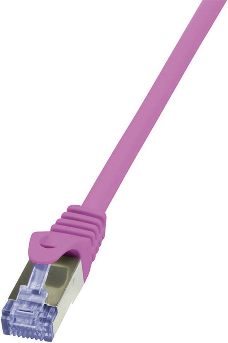Růžový ethernetový kabel s konektorem RJ-45.