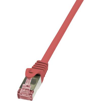 Červený ethernetový kabel s konektorem RJ45, který se používá pro síťová připojení.