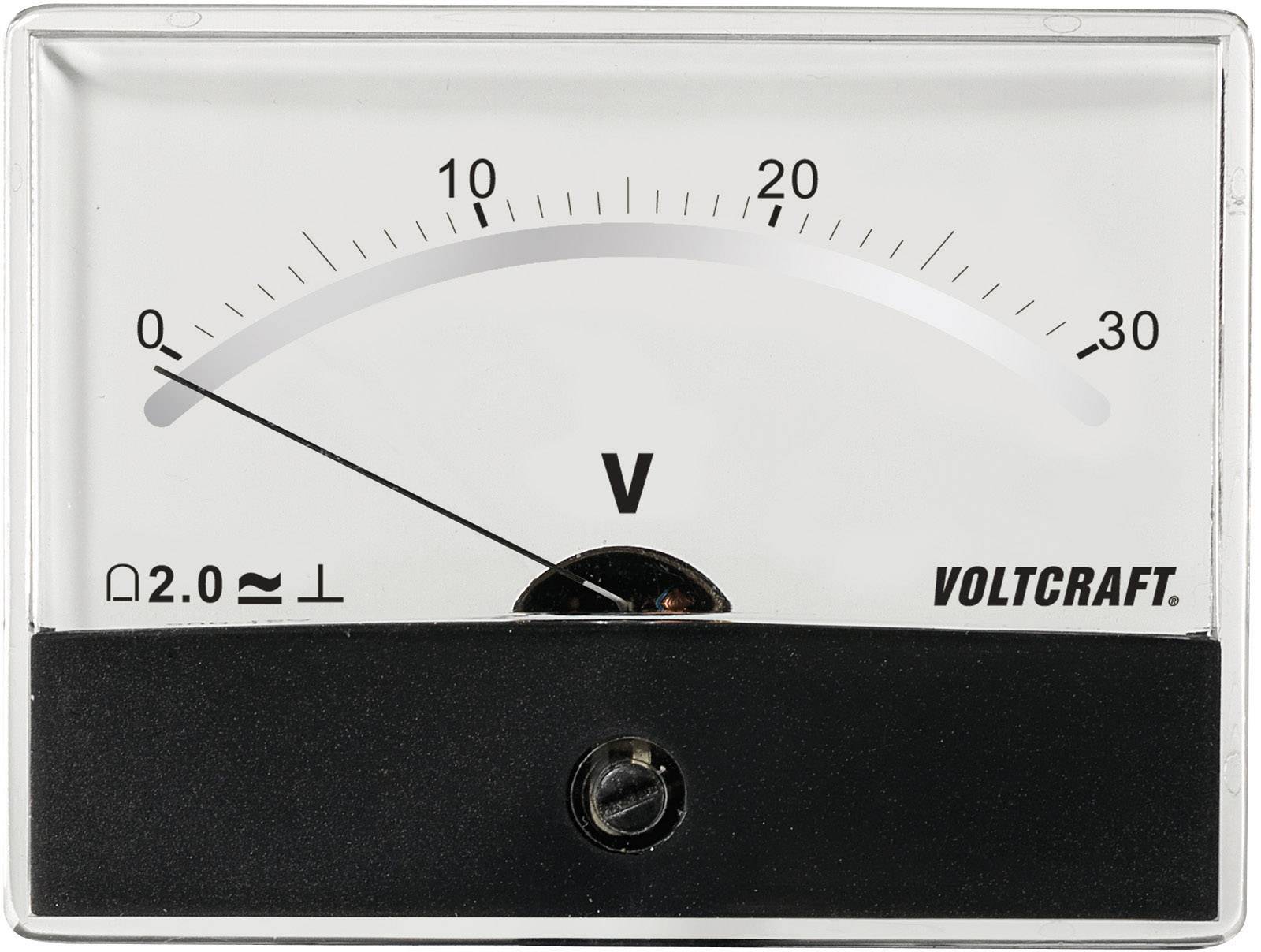 Analogový voltmetr ukazuje přibližně 2 volty. Stupnice sahá od 0 do 30 voltů. Značka 'Voltcraft' je umístěna dole vpravo na přístroji.