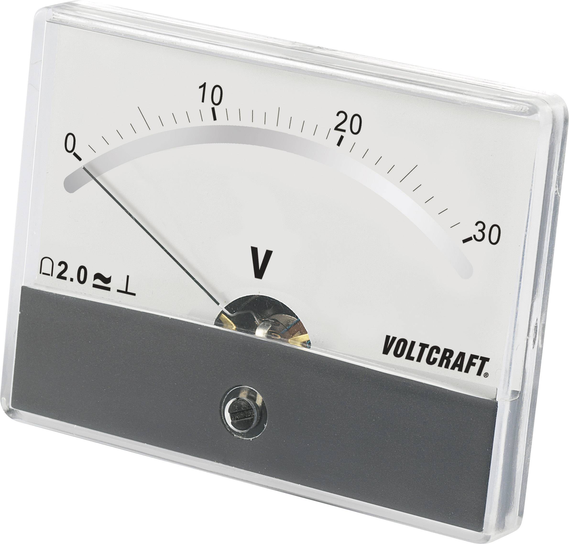 Analogový voltmetr s logem Voltcraft ukazuje měření od 0 do 30 voltů. Aktuální hodnota je přibližně 20 voltů.