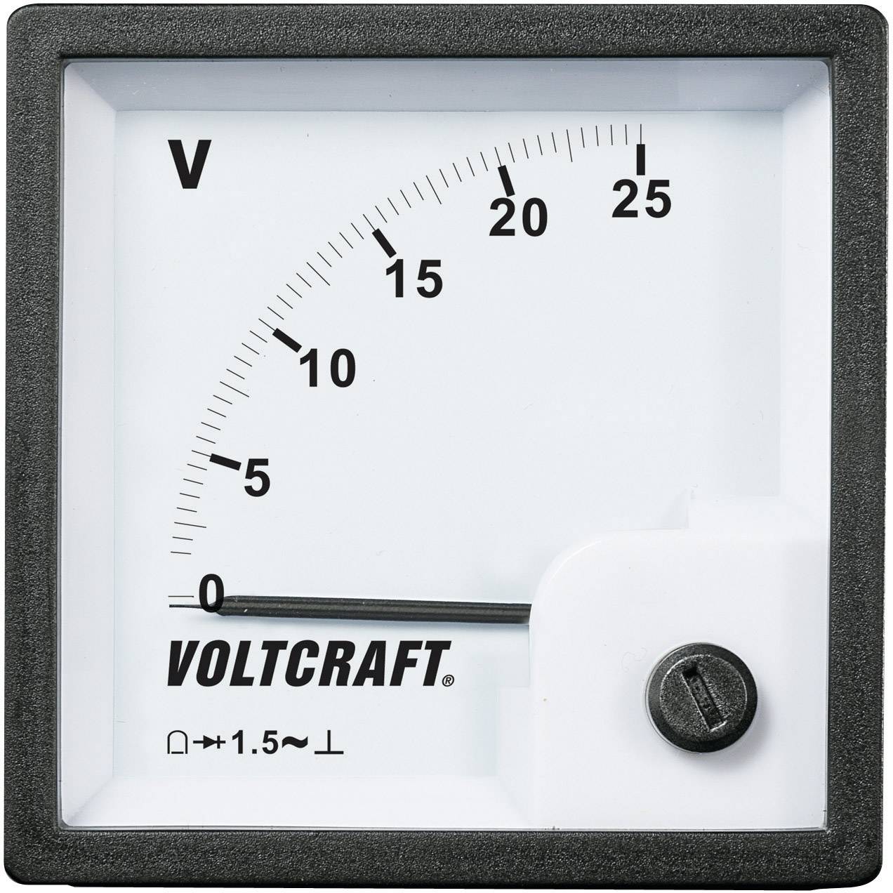 Analogový voltmetr s ručkovým ukazatelem zobrazuje rozsah 0 až 25 voltů, ručka je těsně nad 7 volty, pod ní je vytištěn název značky 'Voltcraft'.