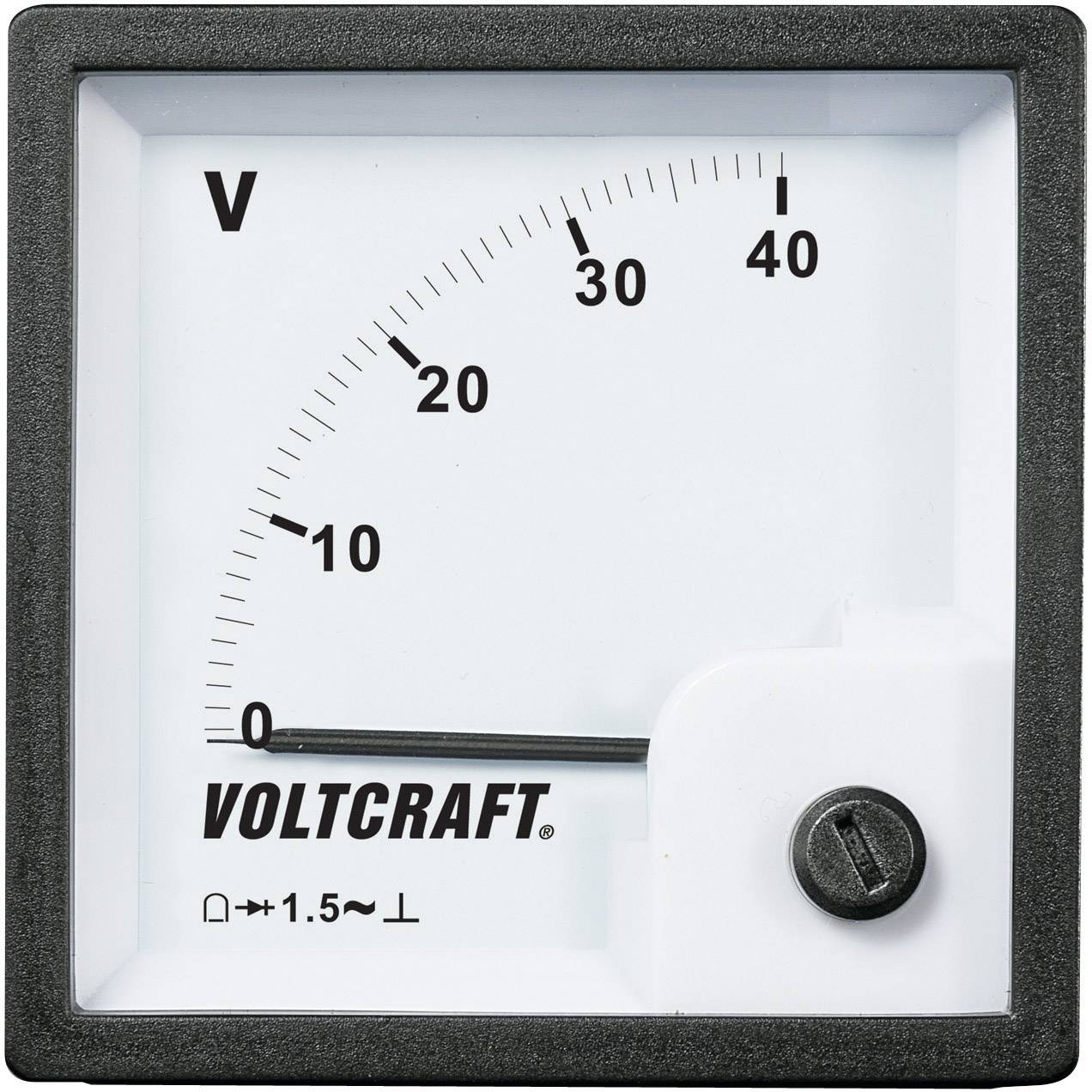 Analogový voltmetr ukazuje napětí až do 40 voltů. Stupnice po 10 voltových krocích. Ručička ukazuje 0 voltů. Označení 'VOLTC' vlevo dole.