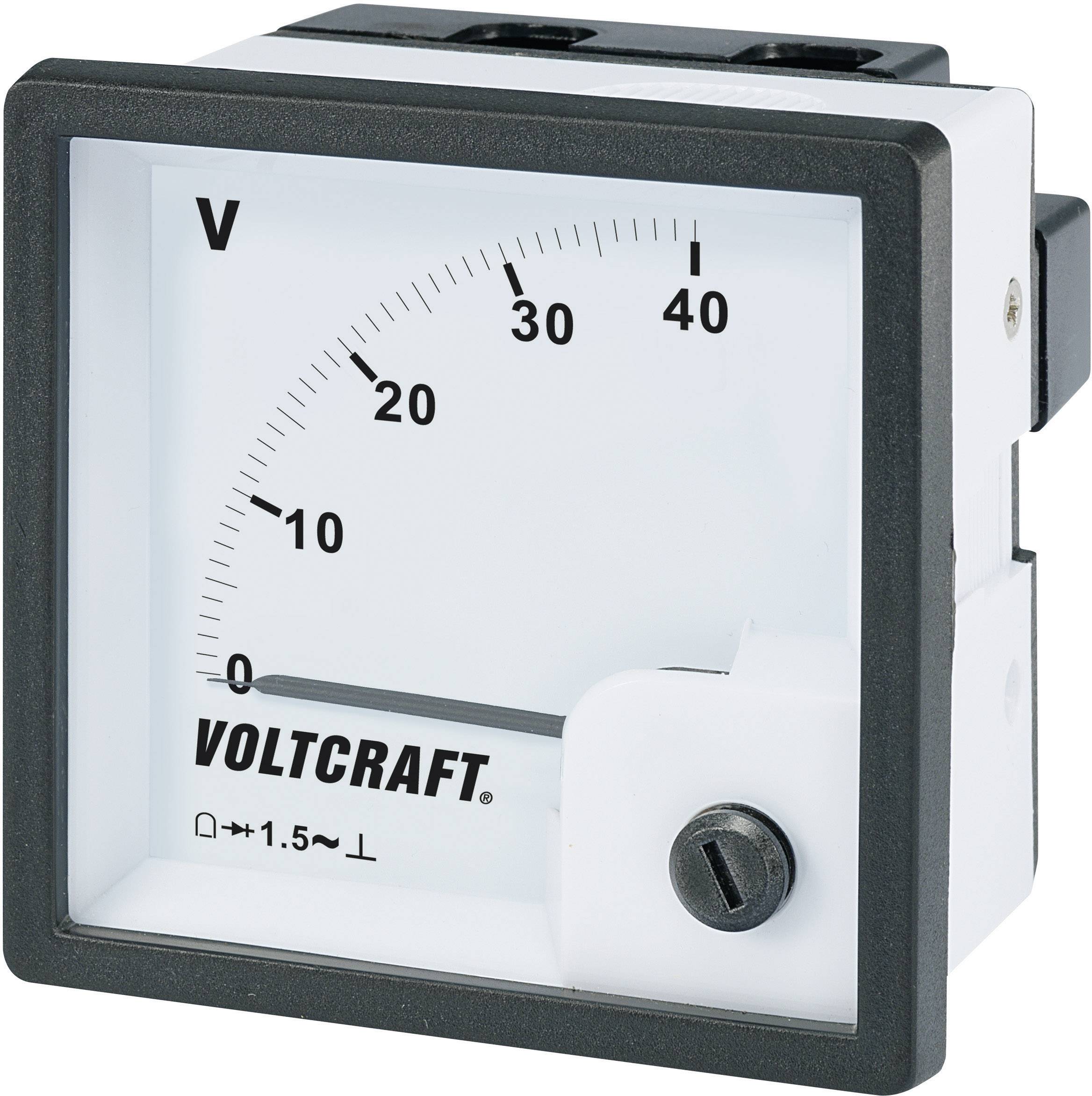Analogový měřič stejnosměrného napětí s rozsahem napětí od 0 do 40 voltů. Viditelný firemní název 'Voltcraft'.