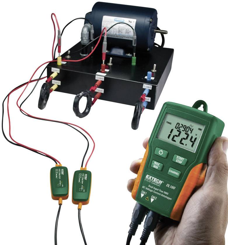 Osoba drží digitální měřicí přístroj připojený k senzorům, který slouží ke kontrole elektrického proudu v elektromotoru.