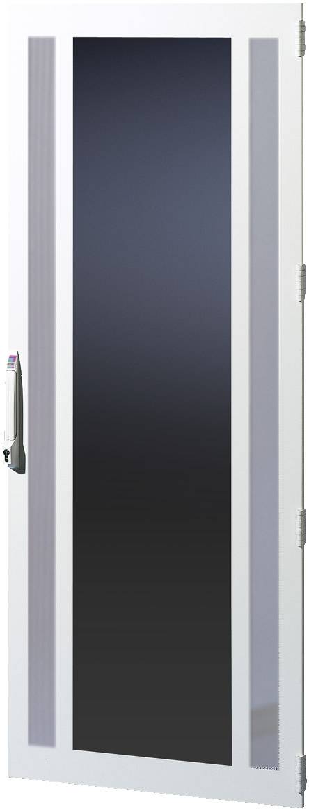 Bílé dveře s úzkými vertikálními prosklenými vložkami a moderní, stříbrně zabarvenou klikou vlevo. Jednoduché, moderní designové řešení.