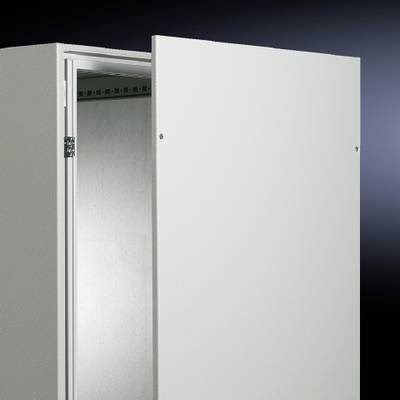 Polootevřená šedá kovová skříň bez obsahu před tmavým pozadím. Dvířka vykazují robustní design.