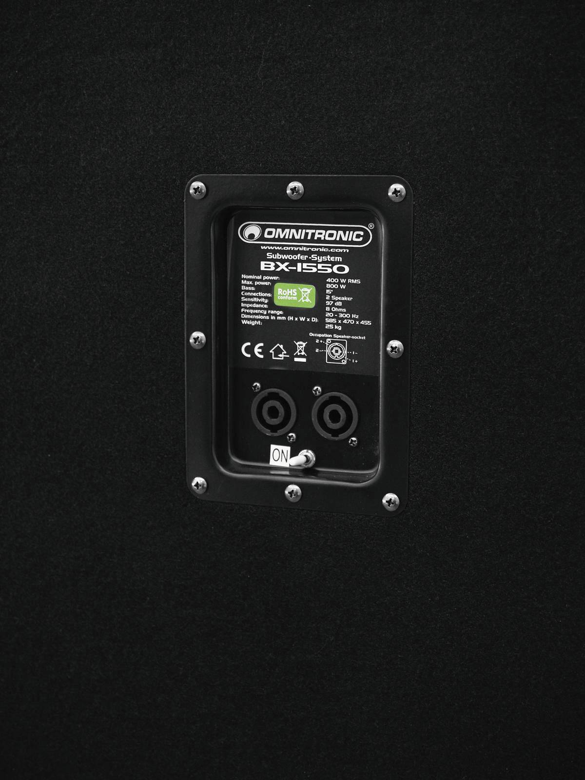 Zadní strana reproduktoru Omnitronic BX-1550 s připojovacími zdířkami a přepínačem.