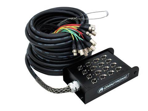 Černý kabel, který je připojen k metalové krabici, obsahuje několik barevných konektorů. Krabice má různé zásuvné sloty.
