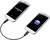 Dva smartphony jsou propojeny USB kabelem. Na levém displeji je zobrazen průběh nabíjení, vpravo je symbol složky.