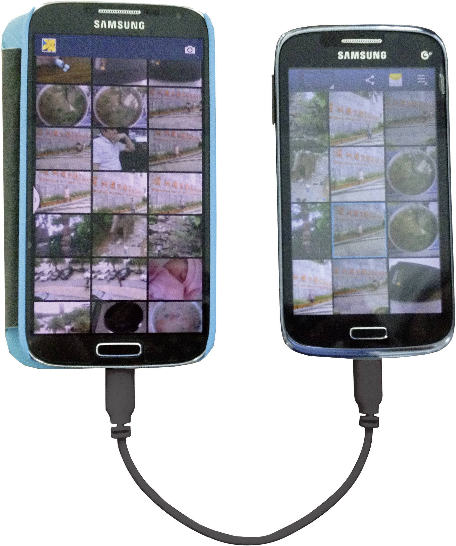 Dva smartphony Samsung jsou propojeny kabelem. Na obrazovkách jsou viditelné fotogalerie.