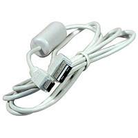 Bílý USB kabel se dvěma konektory, standardním USB a mini USB. Je svinutý a opatřen válcovým feritovým jádrem.