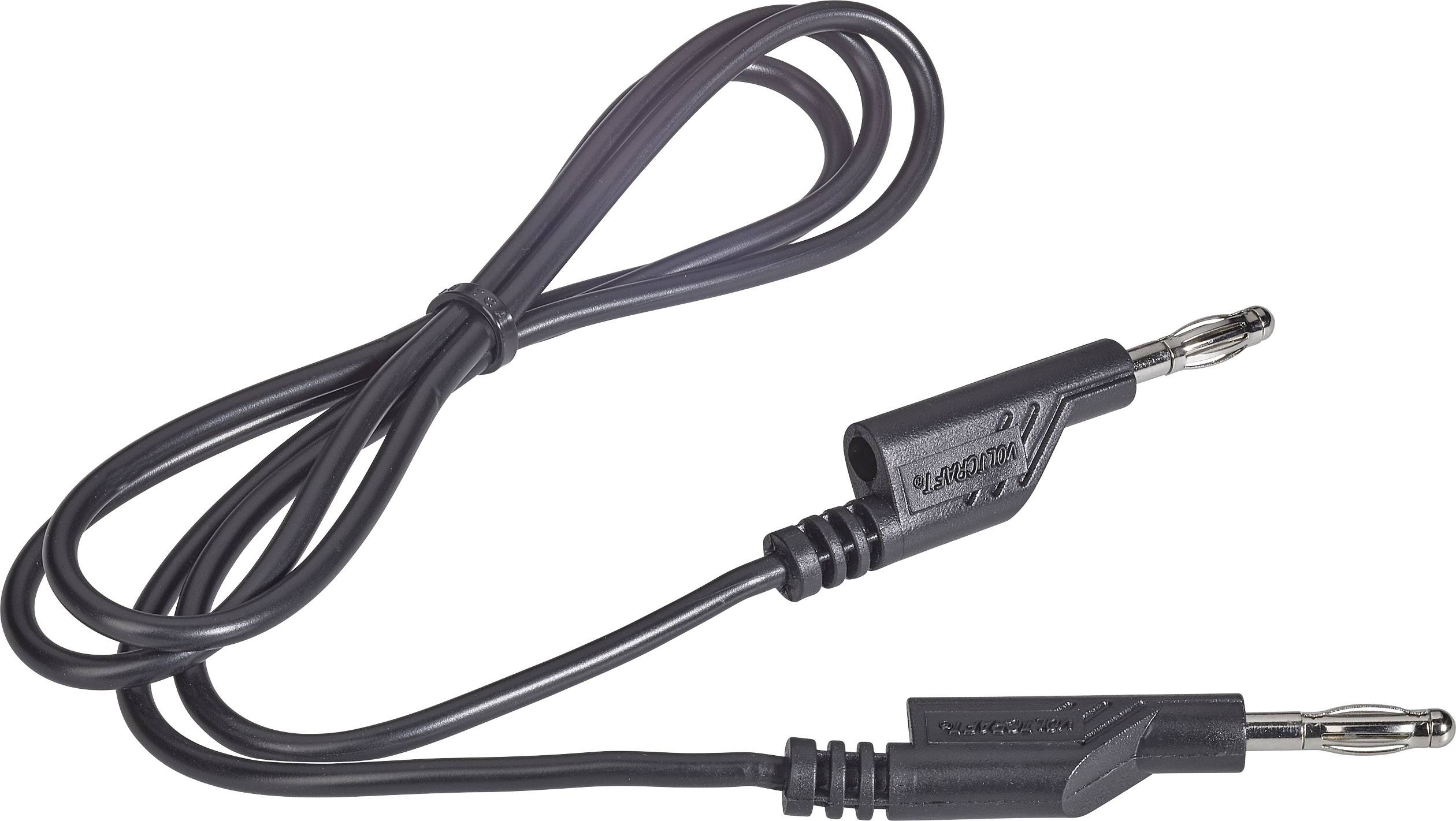 Černý reproduktorový kabel se dvěma banánkovými konektory na koncích, který se používá pro připojení audiovybavení.