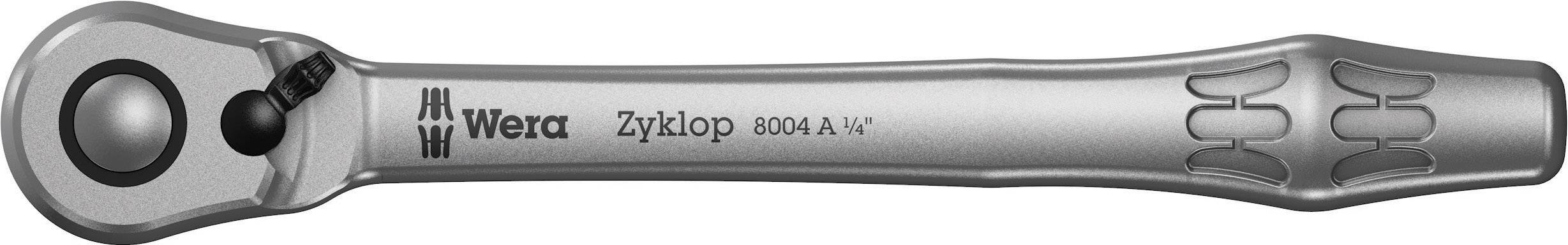 Ráčnový klíč 'Wera Zyklop 8004 A' z kovu zobrazený. Obsahuje značení a designový vzor na rukojeti.